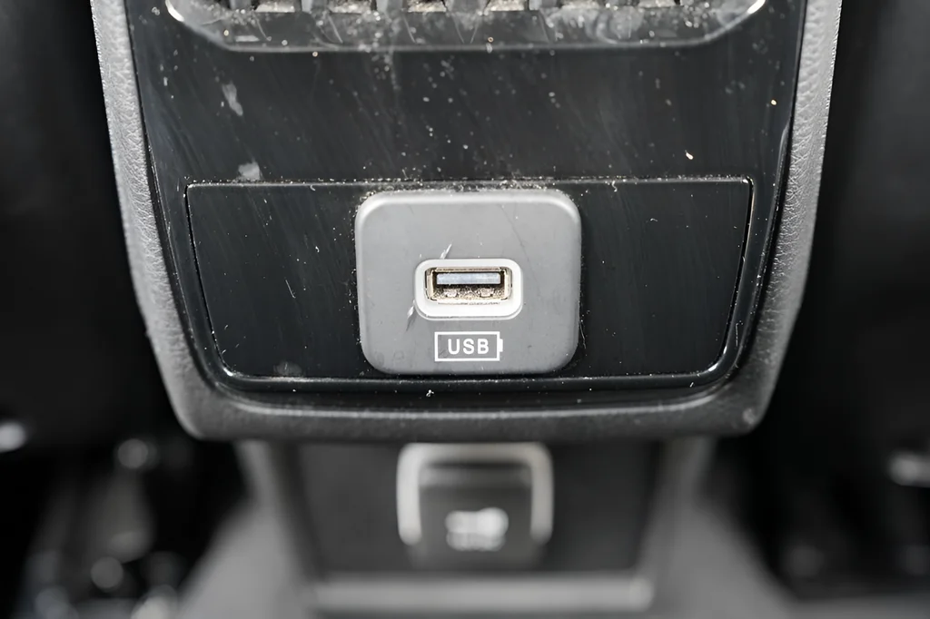Used 2024 Silver Jeep Limited image 18