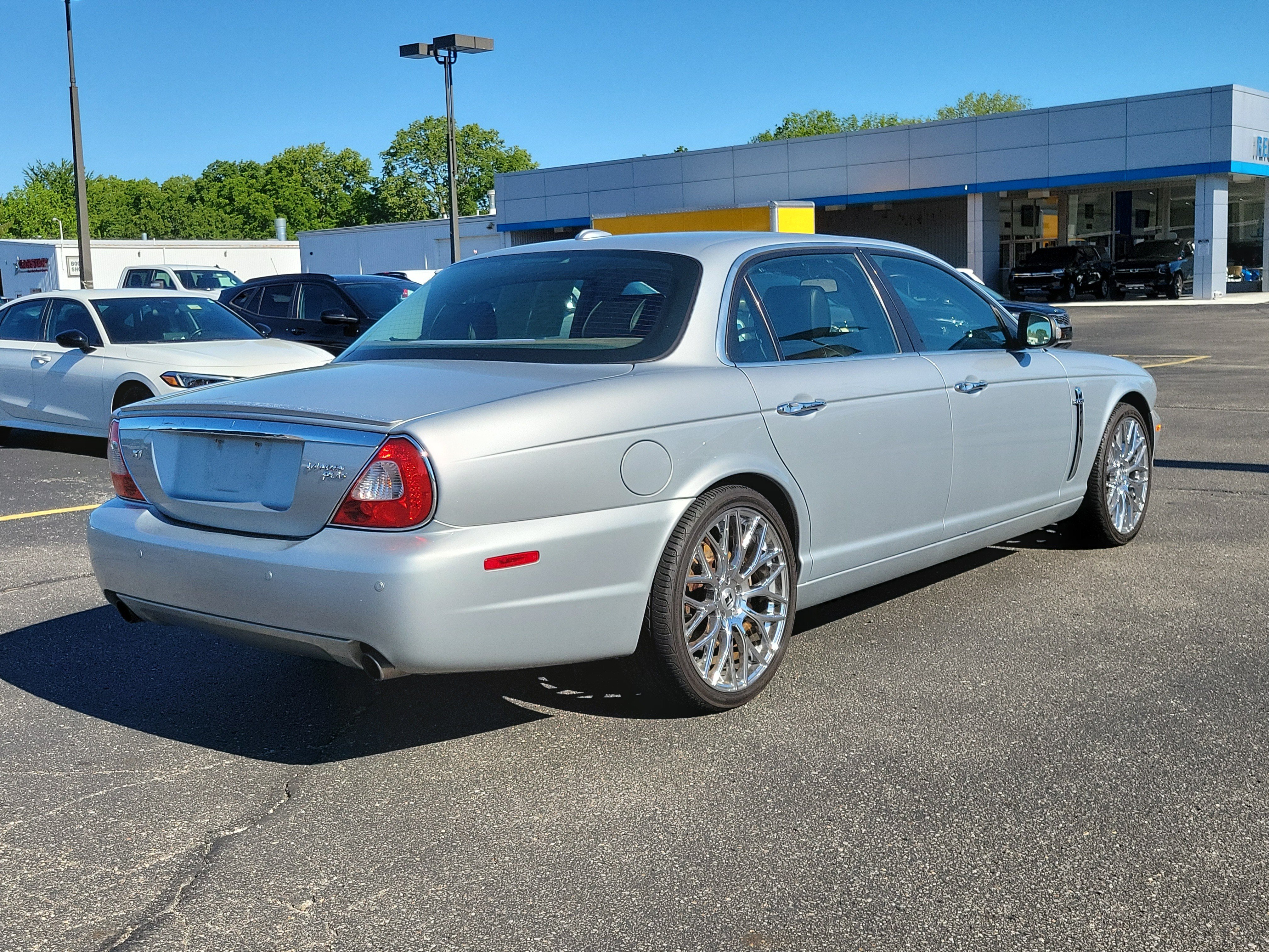 Used 2008 Silver Jaguar Vanden Plas image 4