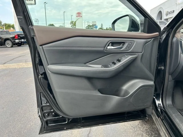 Used 2022 Black Nissan SL image 25