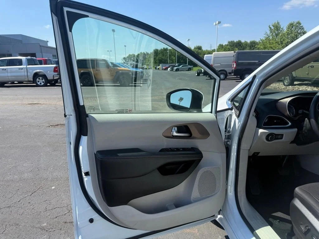 Used 2023 White Chrysler LX image 11