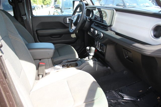 Used 2025 Gray Jeep Sahara image 34