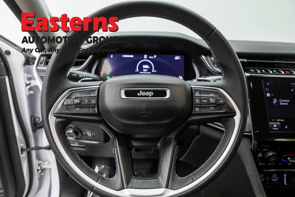 Used 2023 White Jeep Laredo image 10