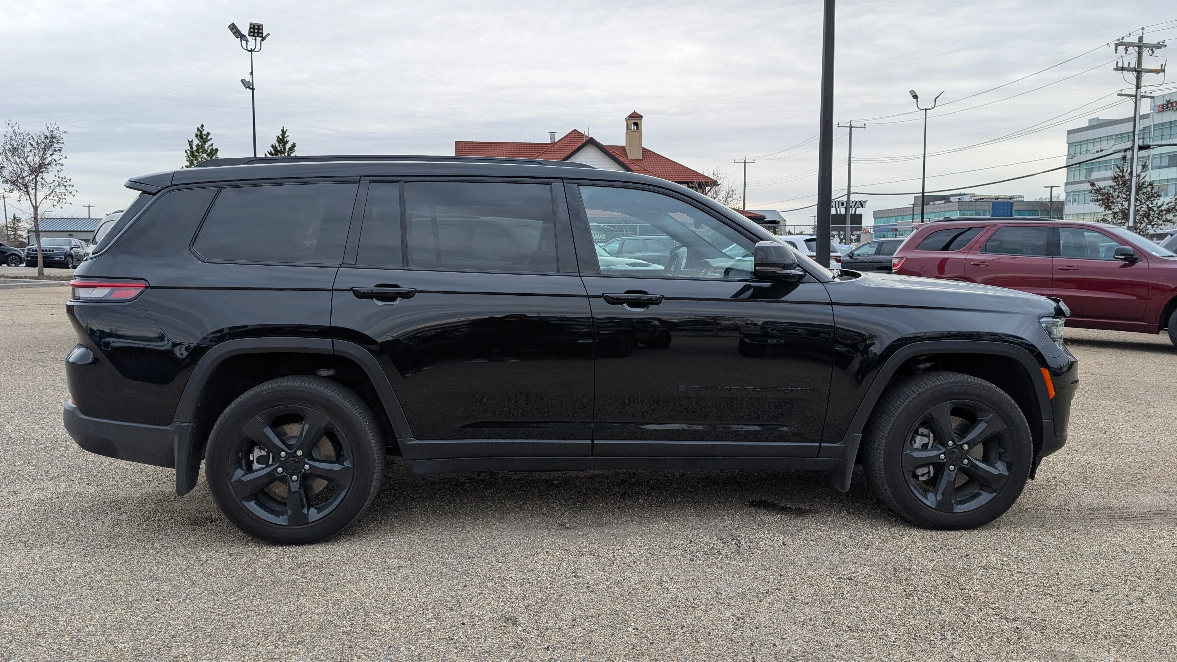 New 2025 Diamond Black Crystal Pearl Jeep Altitude image 9