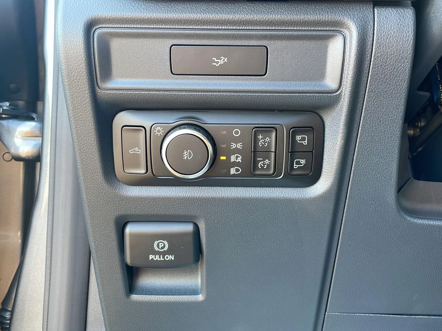 New 2026 Carbonized Gray Metallic Ford XLT image 12
