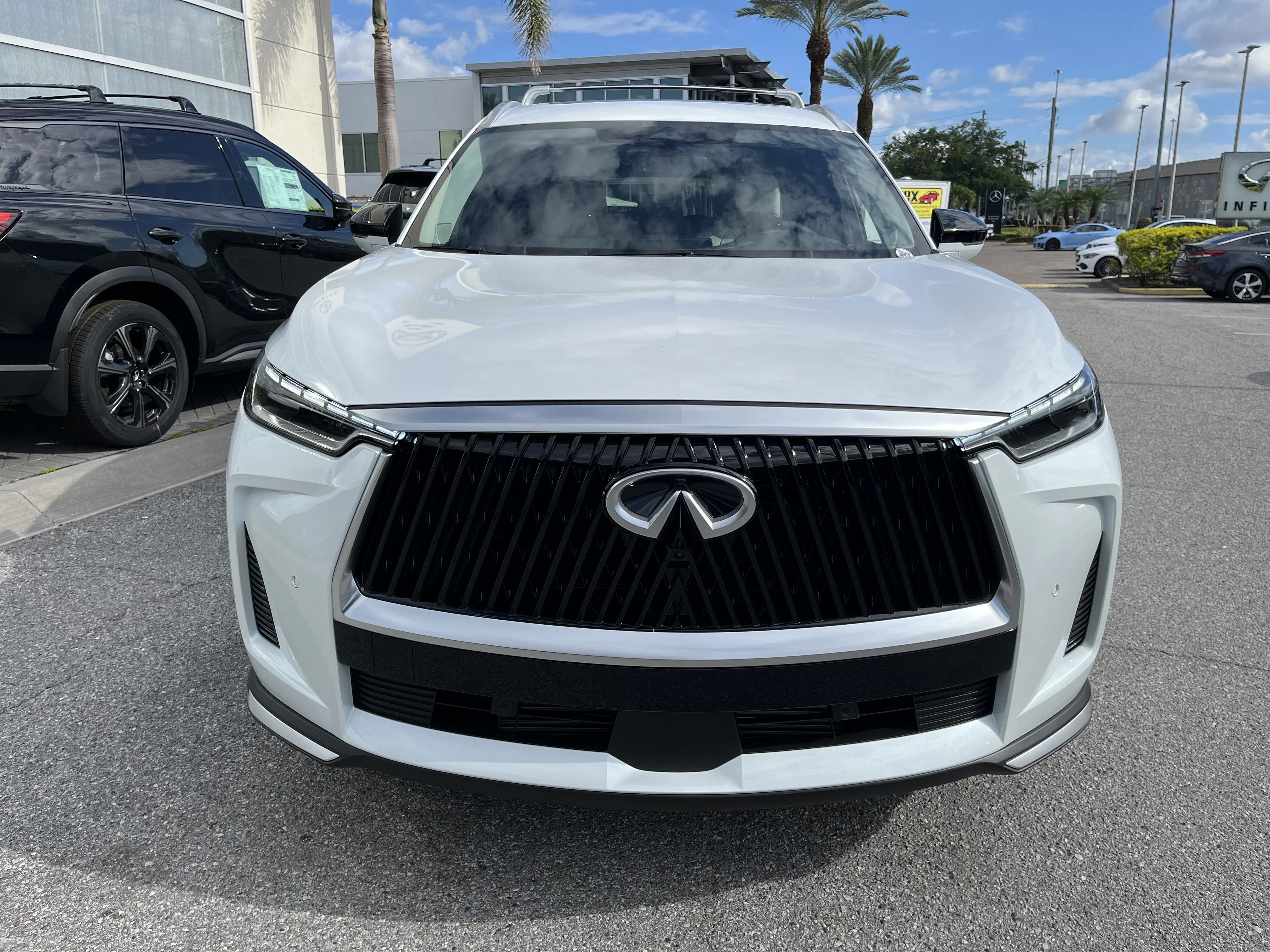 New 2027 Radiant White INFINITI LUXE image 9