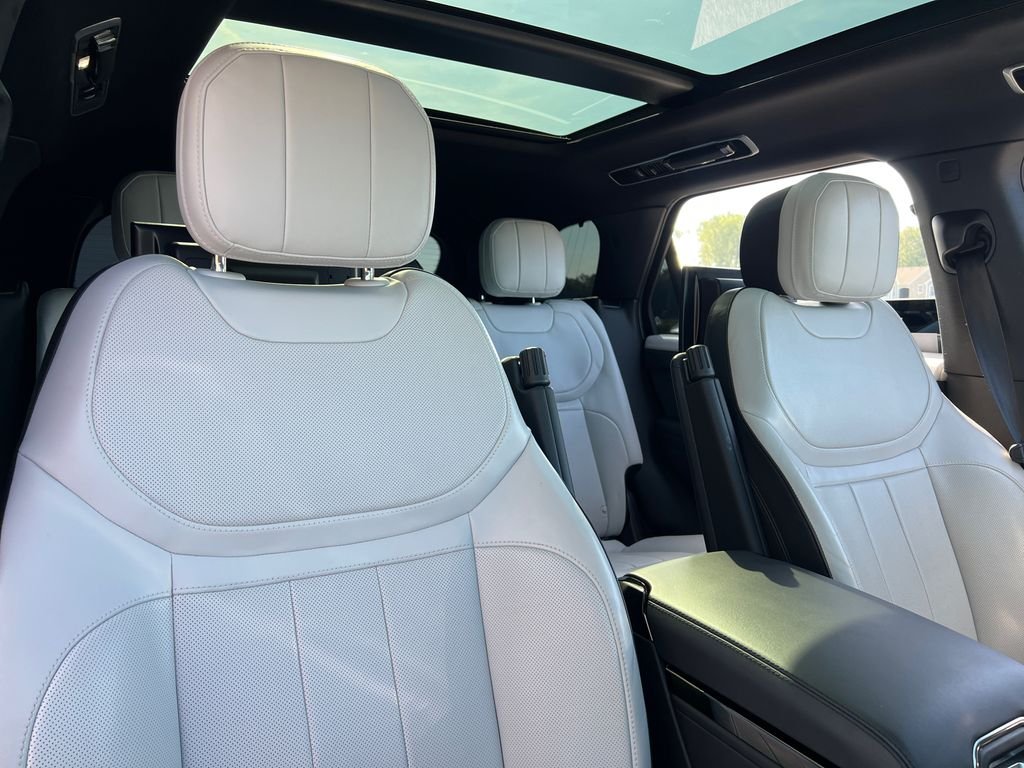 Used 2023  Land Rover SE Dynamic image 26