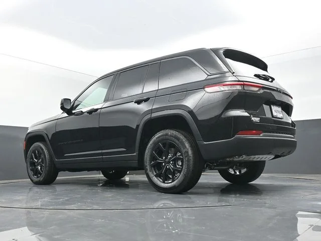 New 2026 Diamond Black Crystal Pearl-Coat Exterior Paint Jeep Altitude image 39