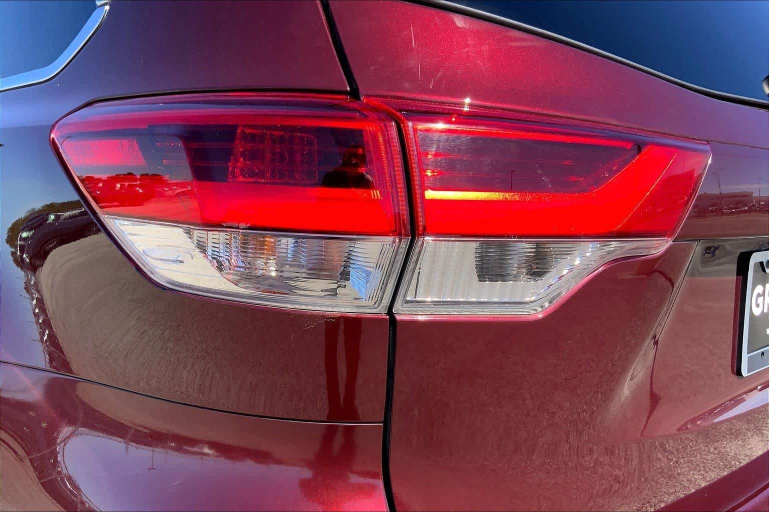 Used 2019 Ooh La La Rouge Mica Toyota XLE image 28