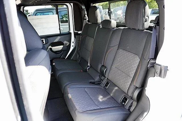 New 2026 Bright White Clear-Coat Exterior Paint Jeep Mojave image 23