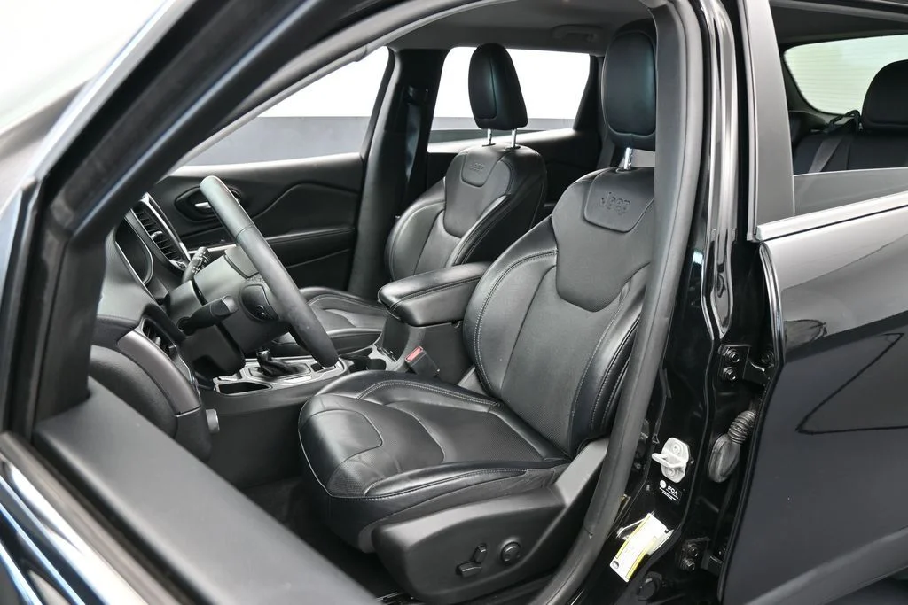 Used 2022 Diamond Black Crystal Pearlcoat Jeep Latitude Lux image 10