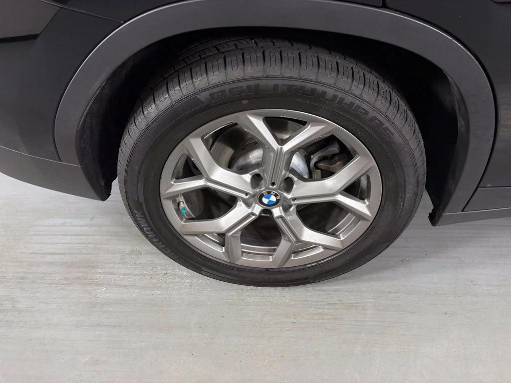 Used 2022 Black BMW sDrive30i image 11