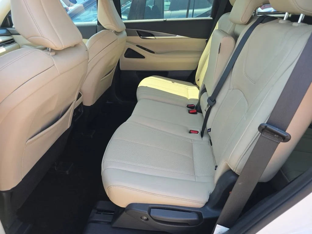 Certified Used 2024 White INFINITI LUXE image 18