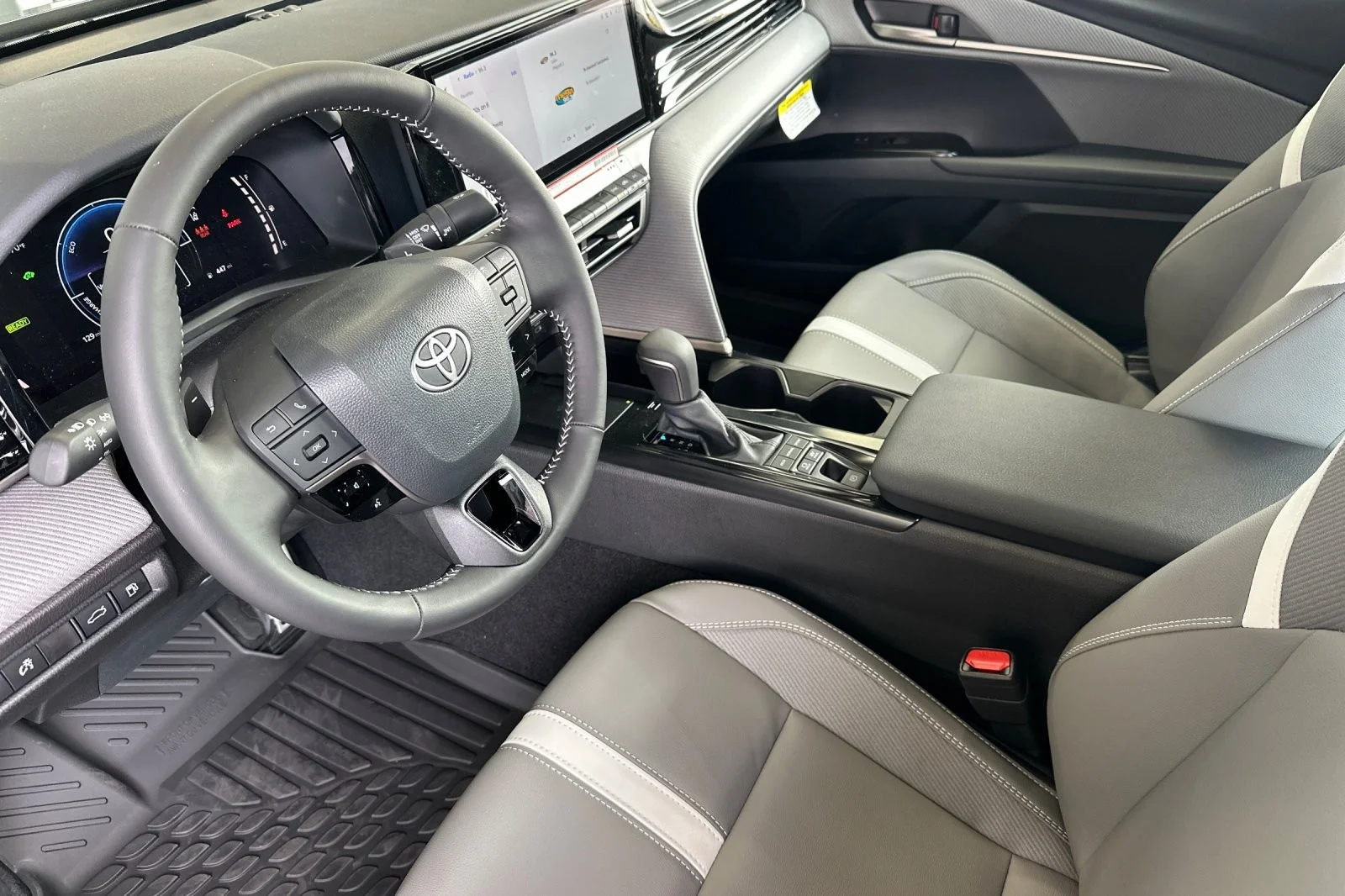 2026 Toyota Camry SE - Photo 9