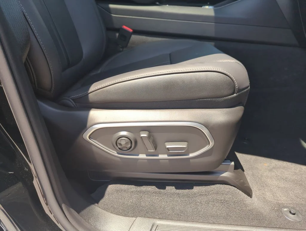 New 2026 High Gloss Black Exterior Paint Jeep Limited Reserve image 41
