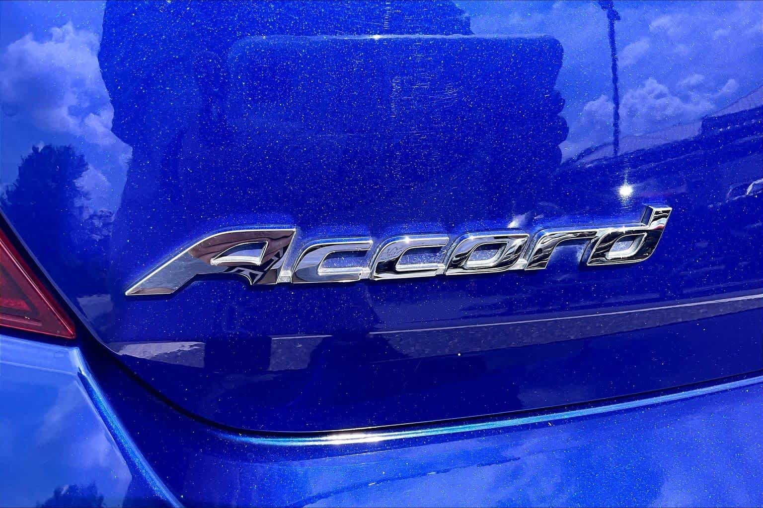 Used 2017 Deep Blue Opal Metallic Honda EX-L image 9