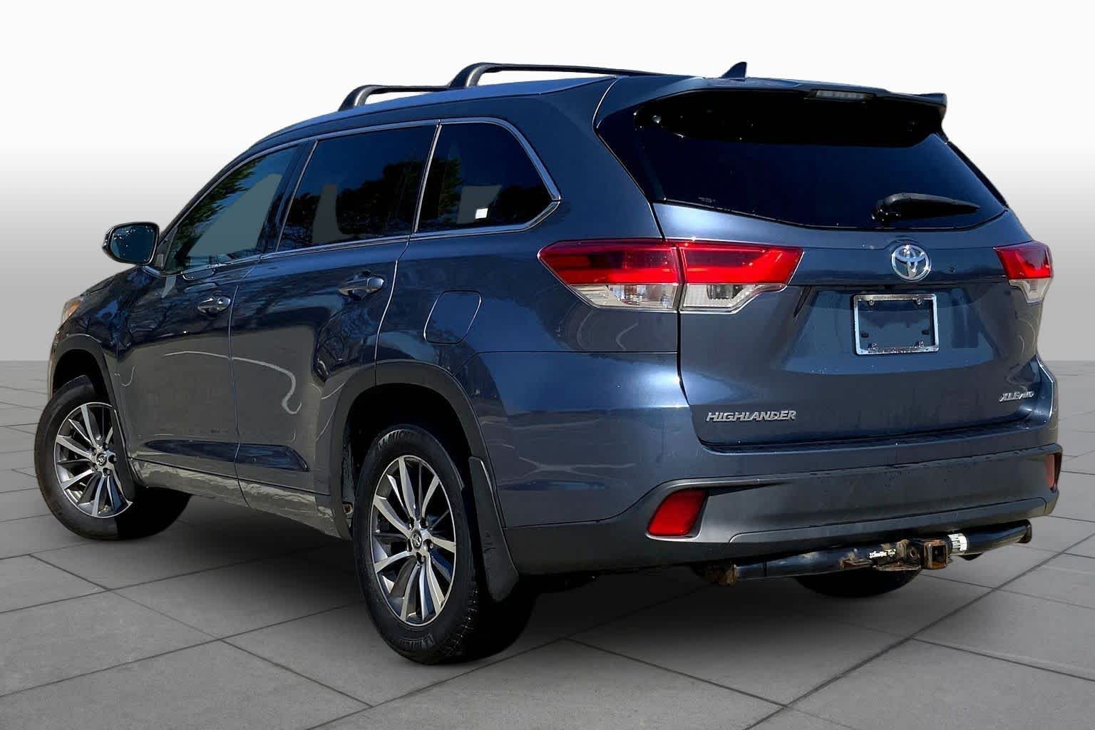 Used 2017 Shoreline Blue Pearl Toyota XLE image 12