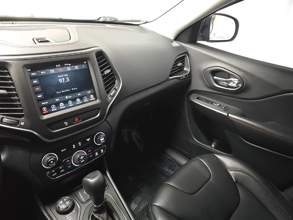 Used 2019 White Jeep Trailhawk image 28