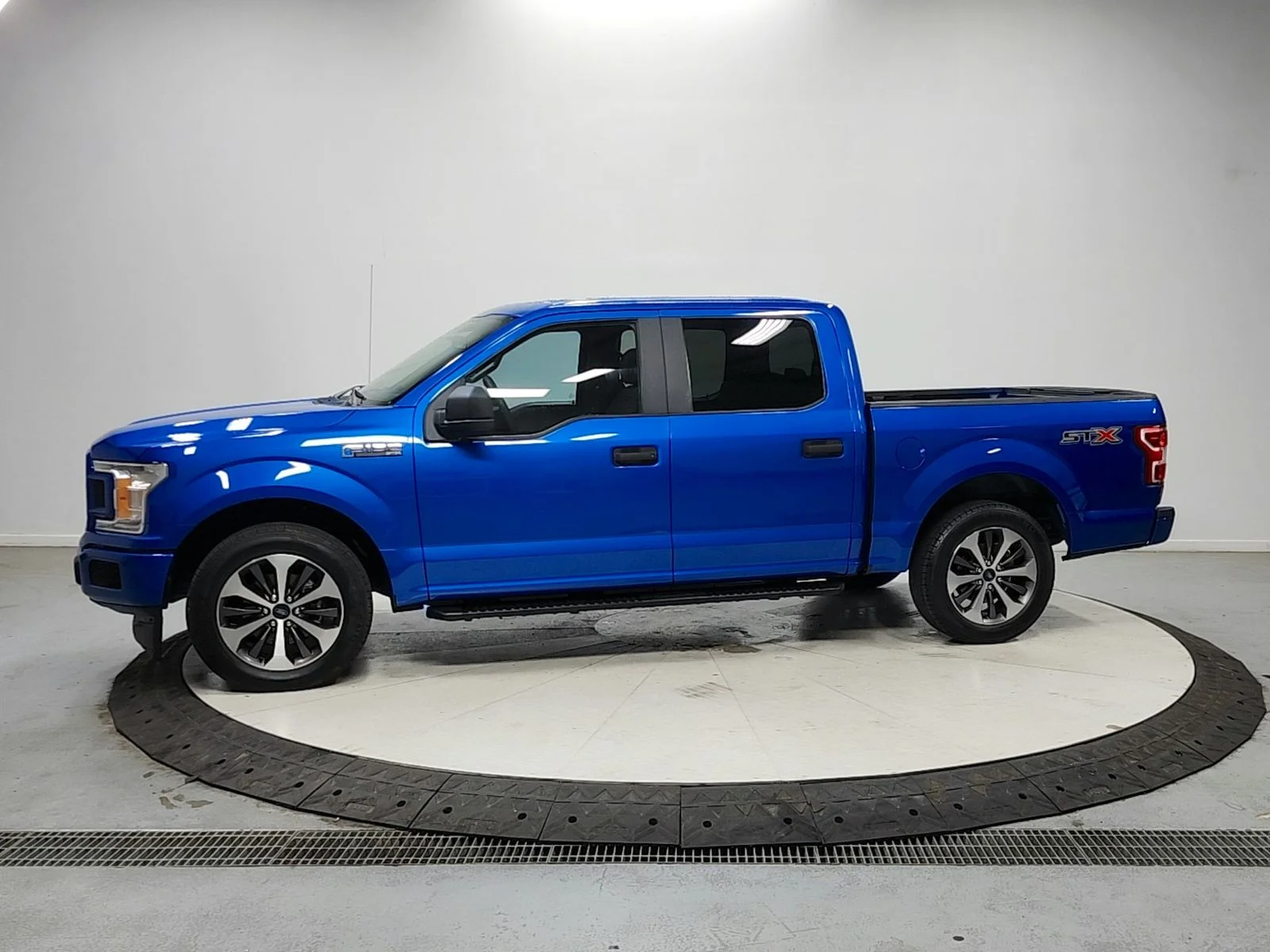 Used 2019 Blue Ford XL image 4