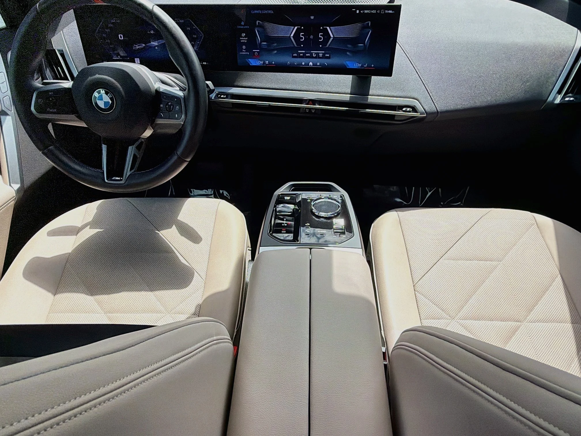 2025 BMW iX M60 - Photo 17