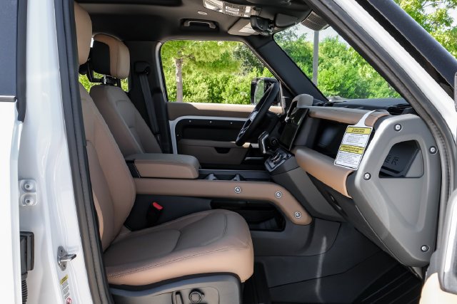 New 2026 Fuji White Land Rover X-Dynamic SE image 38