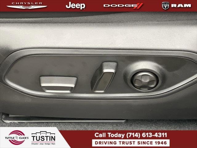 New 2026 Diamond Black Crystal Pearl-Coat Exterior Paint Jeep Limited image 22