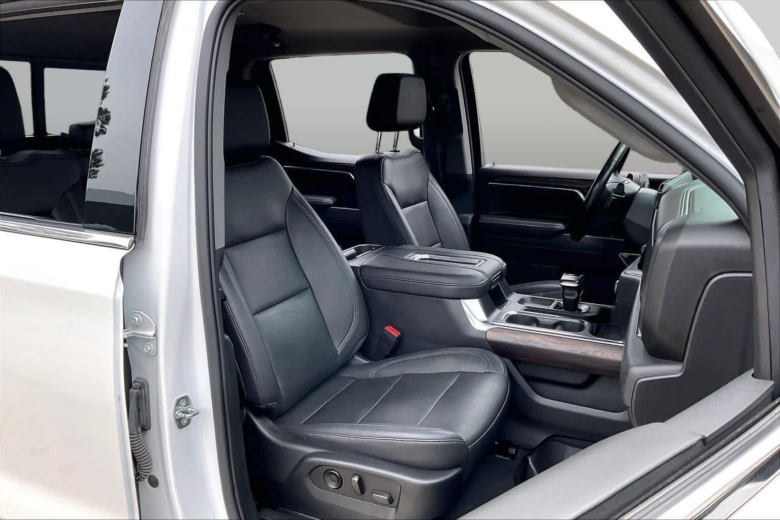 Used 2022 White Frost Tricoat GMC SLT image 9
