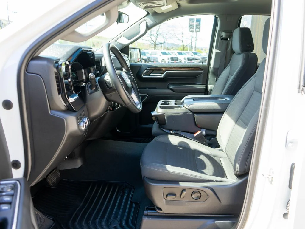 Used 2023 White GMC Elevation image 11