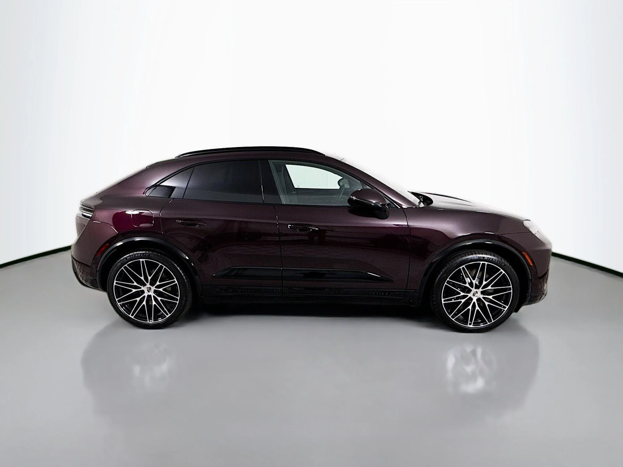 2025 Porsche Macan Turbo Electric - Photo 8