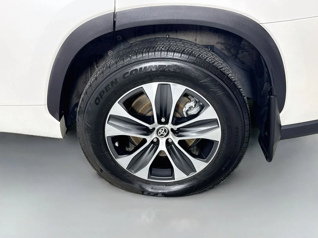 Used 2021 Blizzard Pearl Toyota XLE image 33
