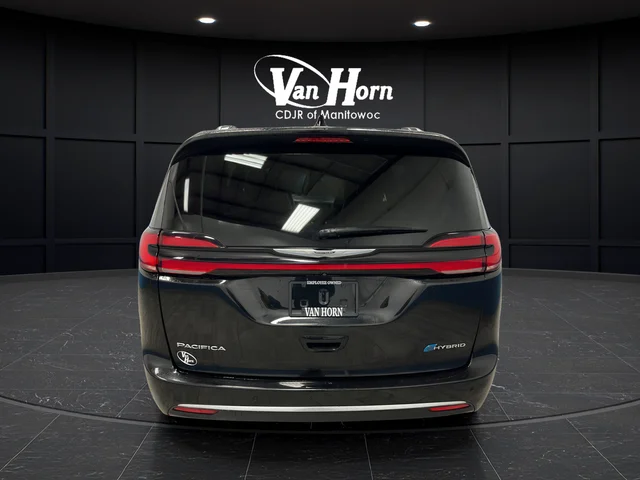 Used 2023 Brilliant Black Crystal Pearlcoat Chrysler Pinnacle image 6