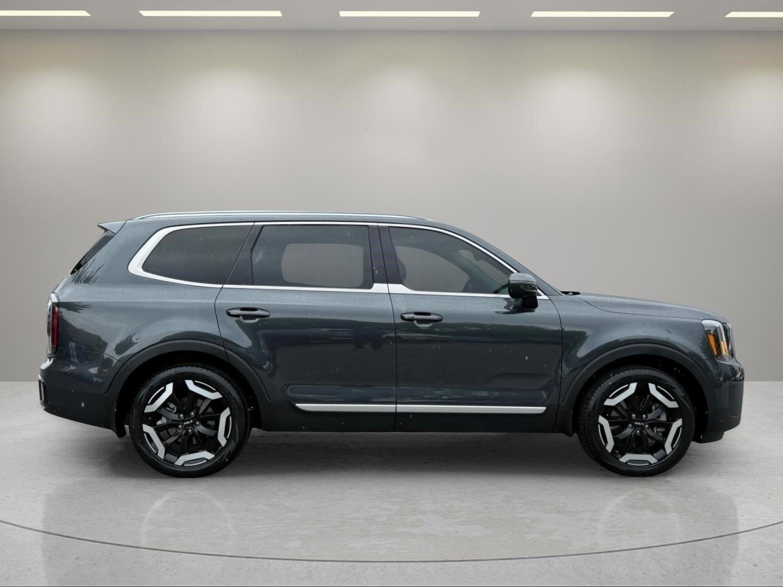 Used 2024 Gravity Gray Kia EX image 4