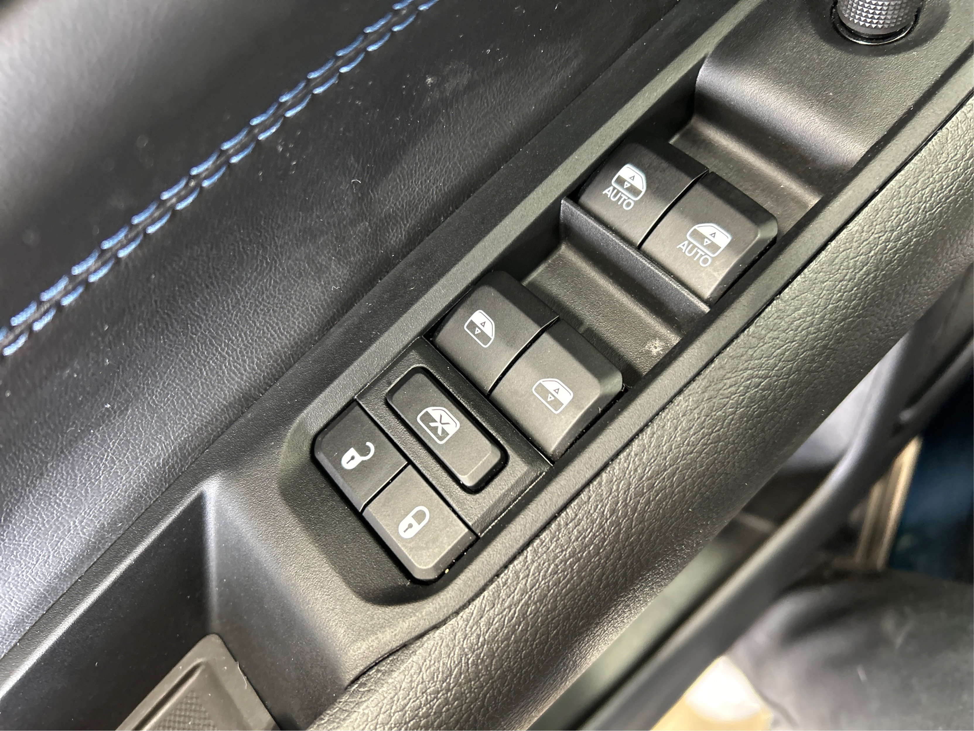 New 2026 Fathom Blue Pearl-Coat Exterior Paint Jeep Latitude image 29