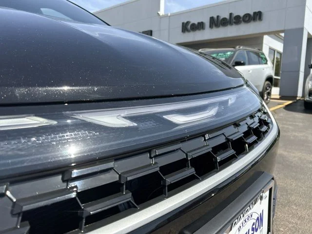 New 2027 Diamond Black Crystal Pearl-Coat Exterior Paint Chrysler Select image 18