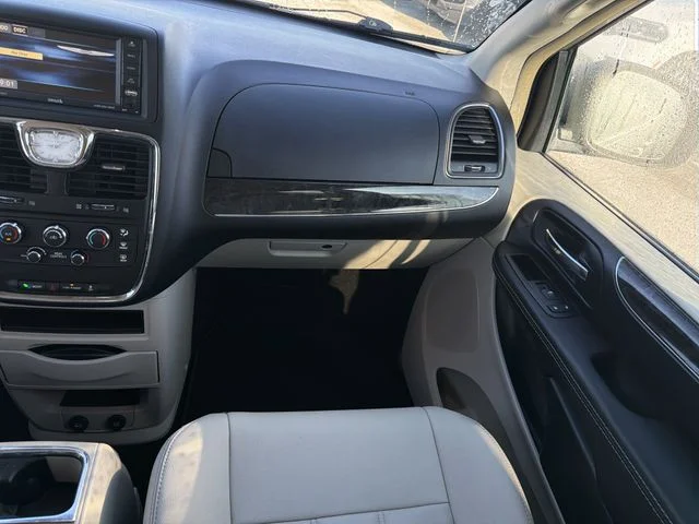 Used 2015 Silver Chrysler LX image 16