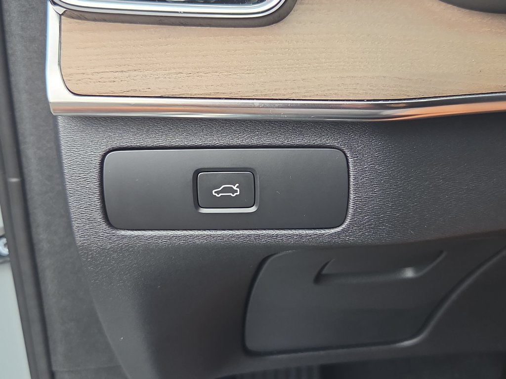 Used 2025  Volvo Plus image 19