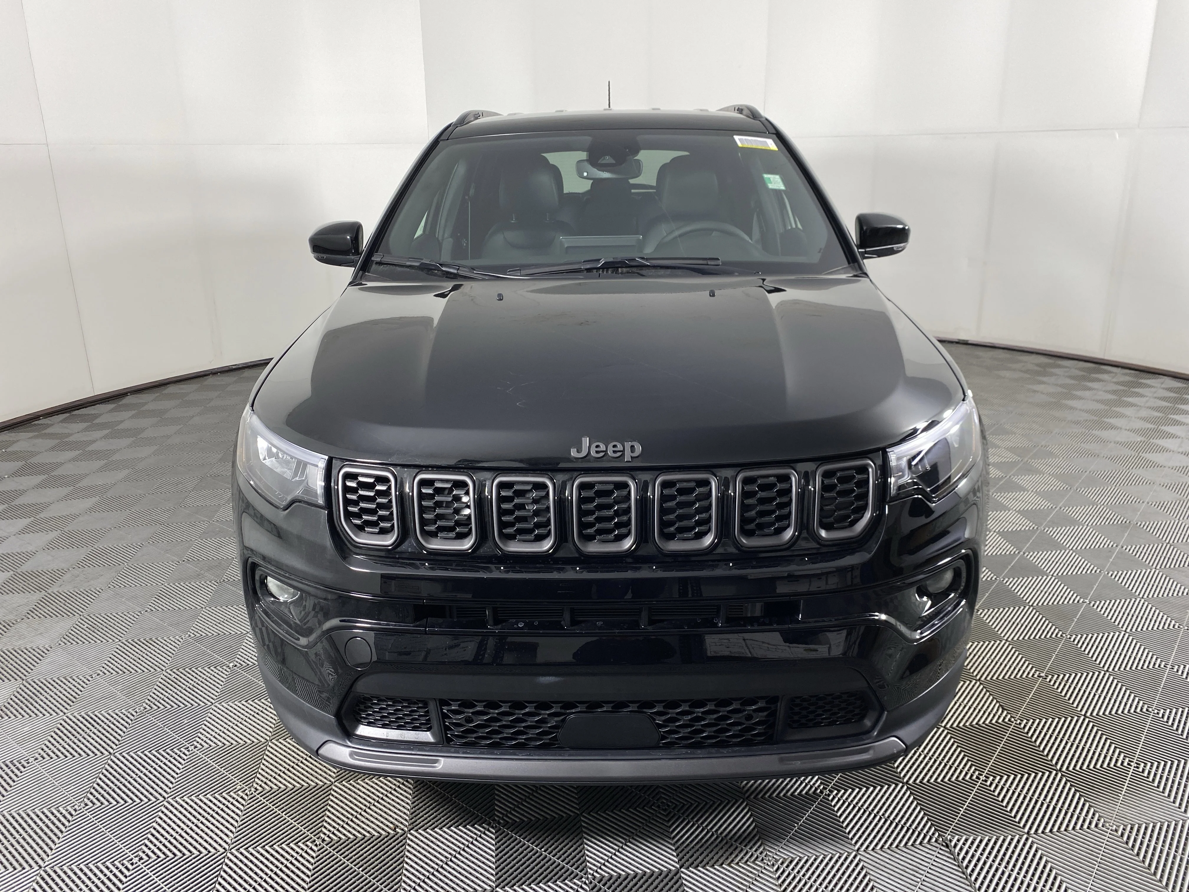 New 2026 Diamond Black Crystal Pearl-Coat Exterior Paint Jeep Limited image 11
