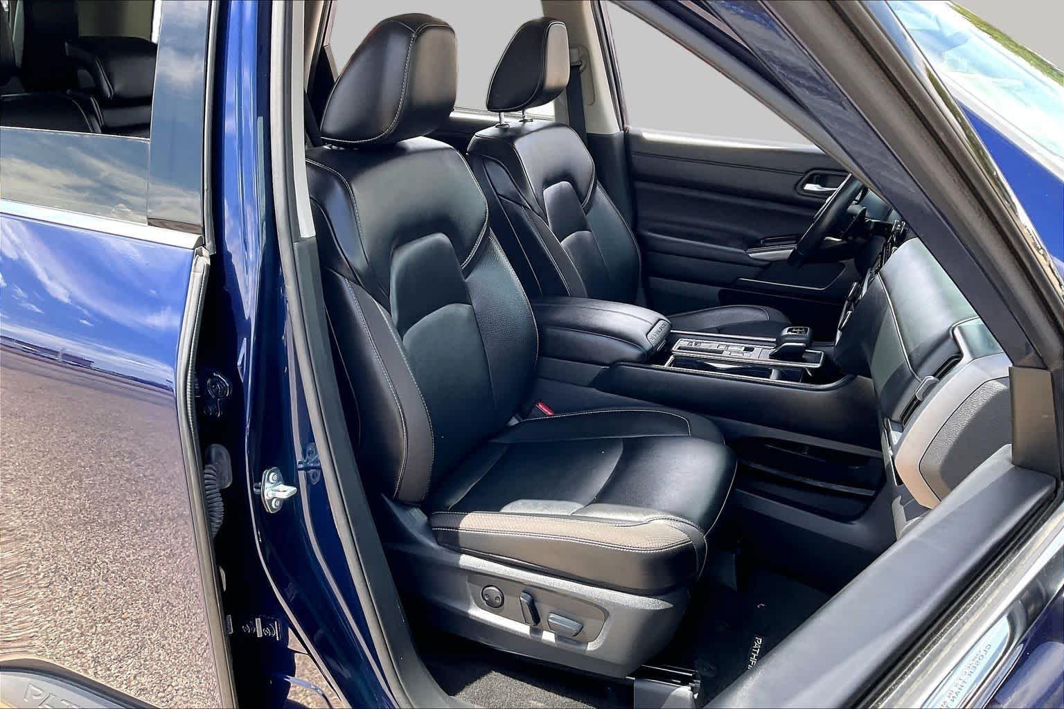 Used 2025 Deep Ocean Blue Nissan SL image 9