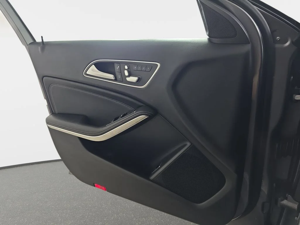Used 2018 Gray Metallic Mercedes-Benz GLA 250 image 30