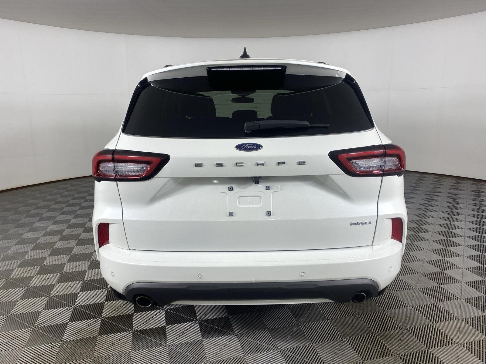 Used 2023 Star White Metallic Tri-Coat Ford ST-Line image 15