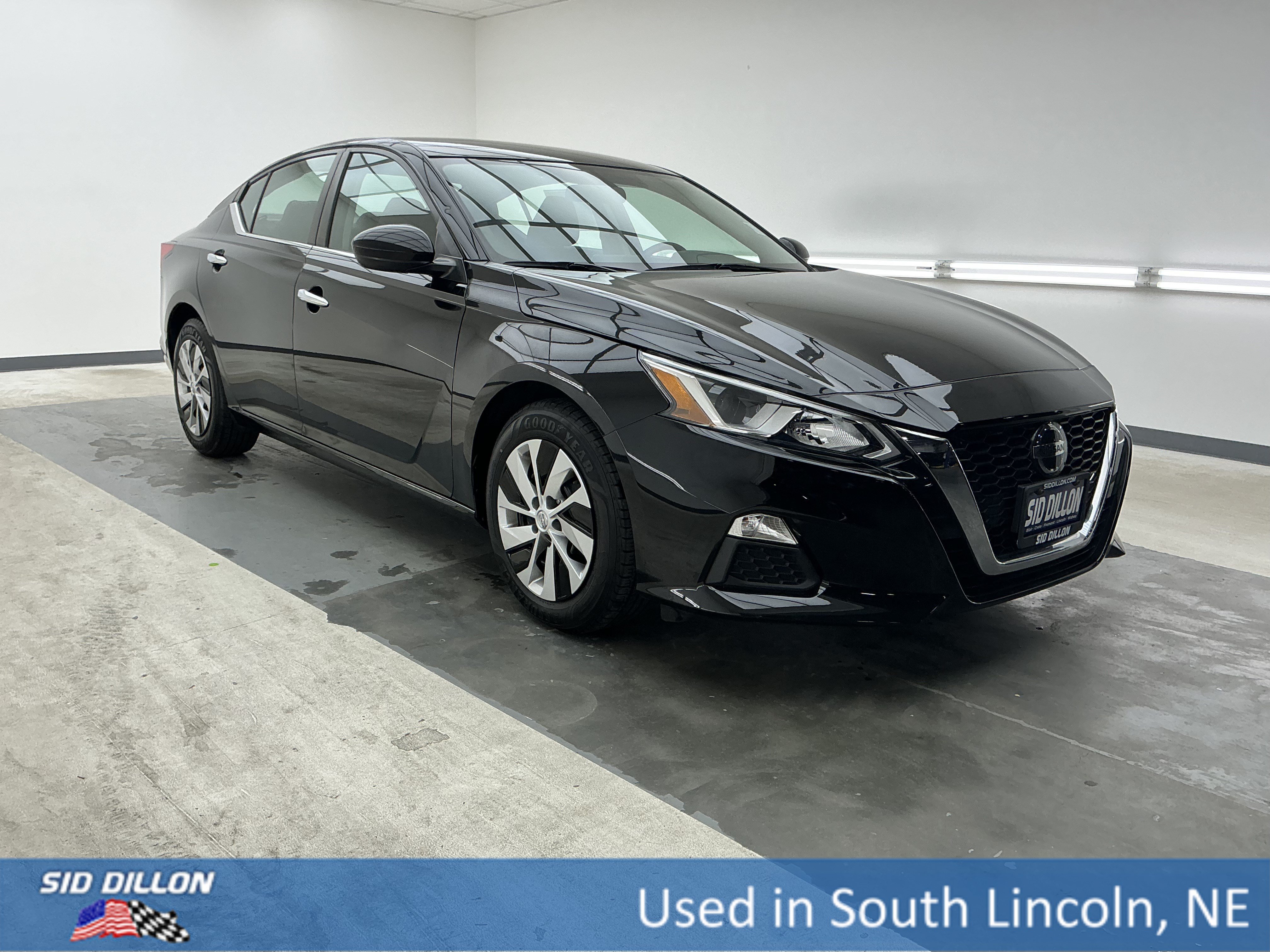 Used 2020 Super Black Nissan 2.5 S image 3