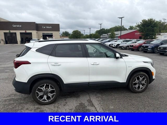 Used 2021 White Kia EX image 23