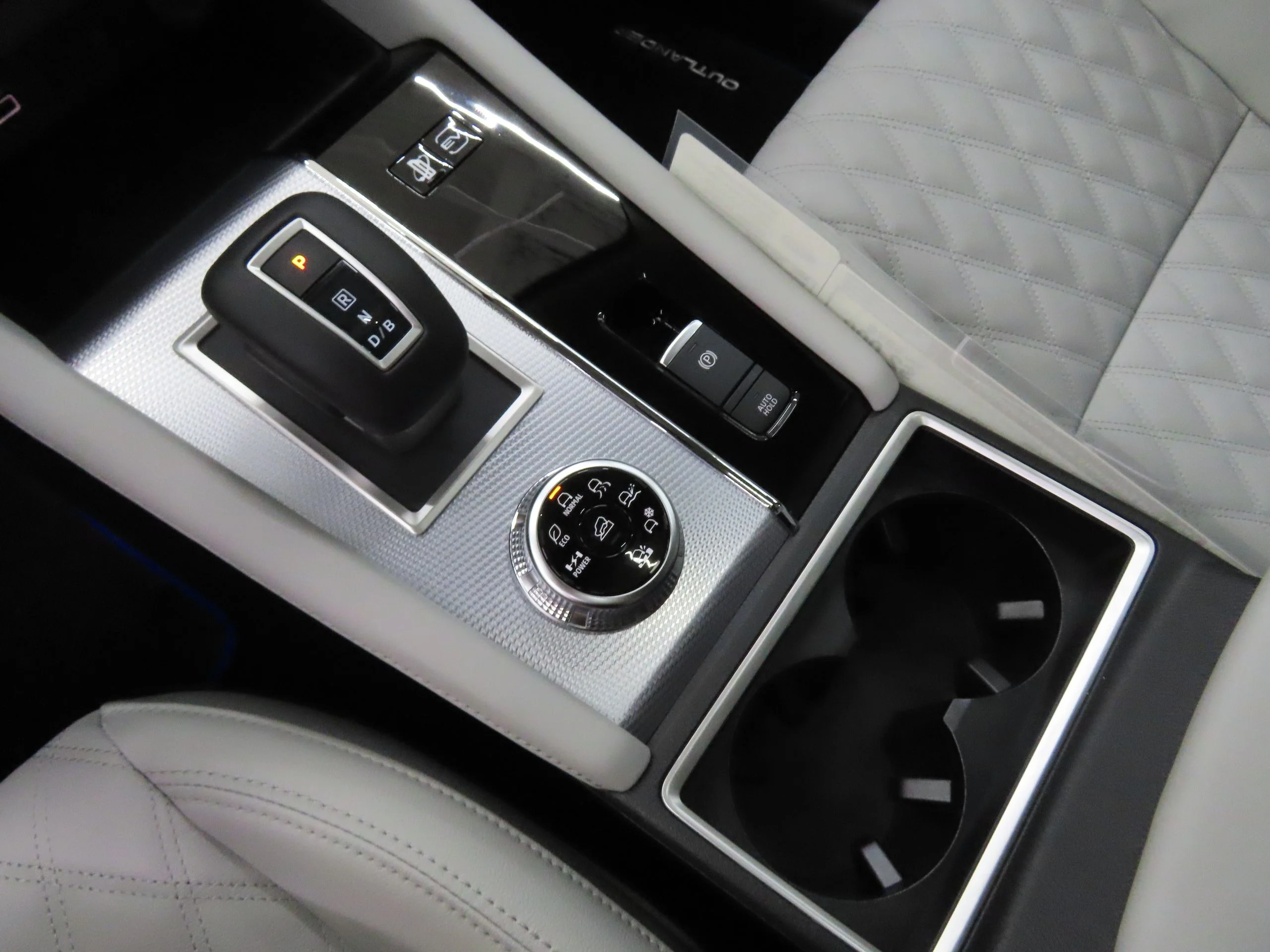 2025 Mitsubishi Outlander Plug-in Hybrid SEL - Photo 15