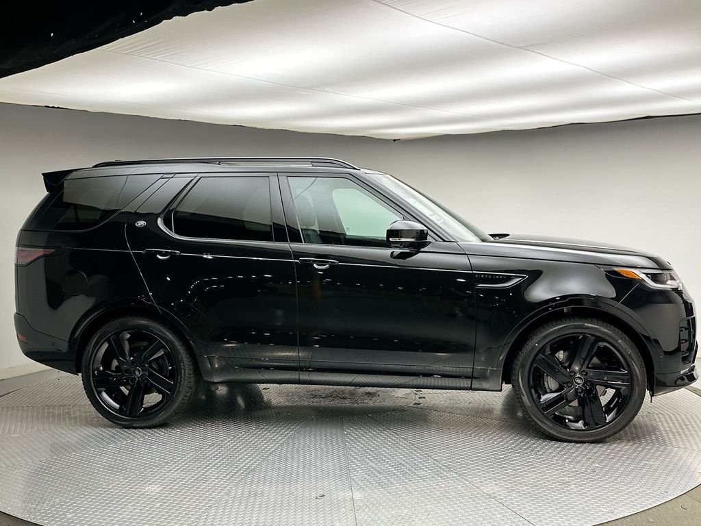 New 2026 Santorini Black Metallic Land Rover Dynamic SE image 4