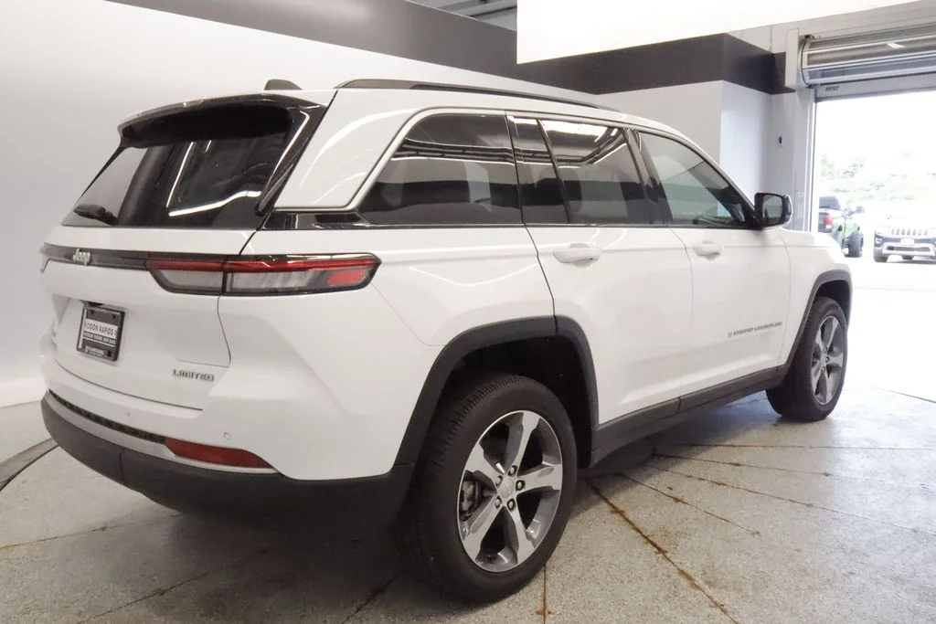 New 2026 Bright White Clear-Coat Exterior Paint Jeep Limited image 11