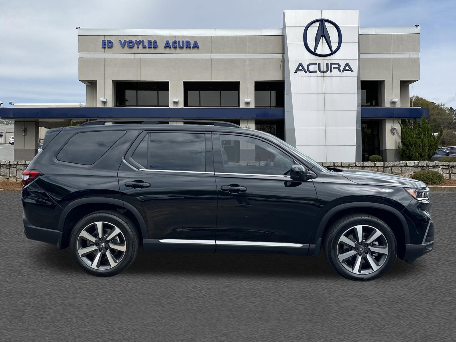 Used 2023 Crystal Black Pearl Honda Touring image 4