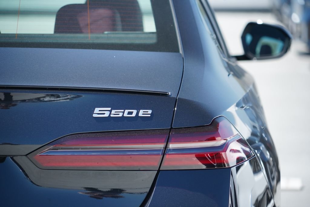 New 2027 Black Sapphire Metallic BMW 550e xDrive image 9