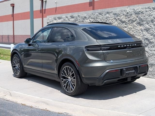 Used 2025 Green Porsche  image 3