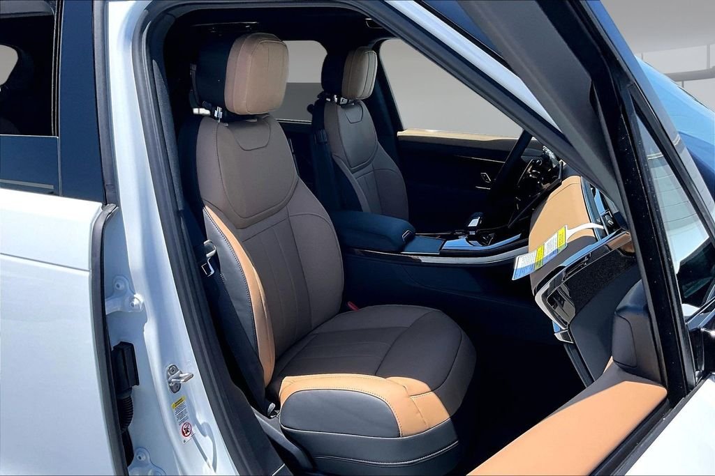 New 2026 FUJI WHITE Land Rover Dynamic SE image 11