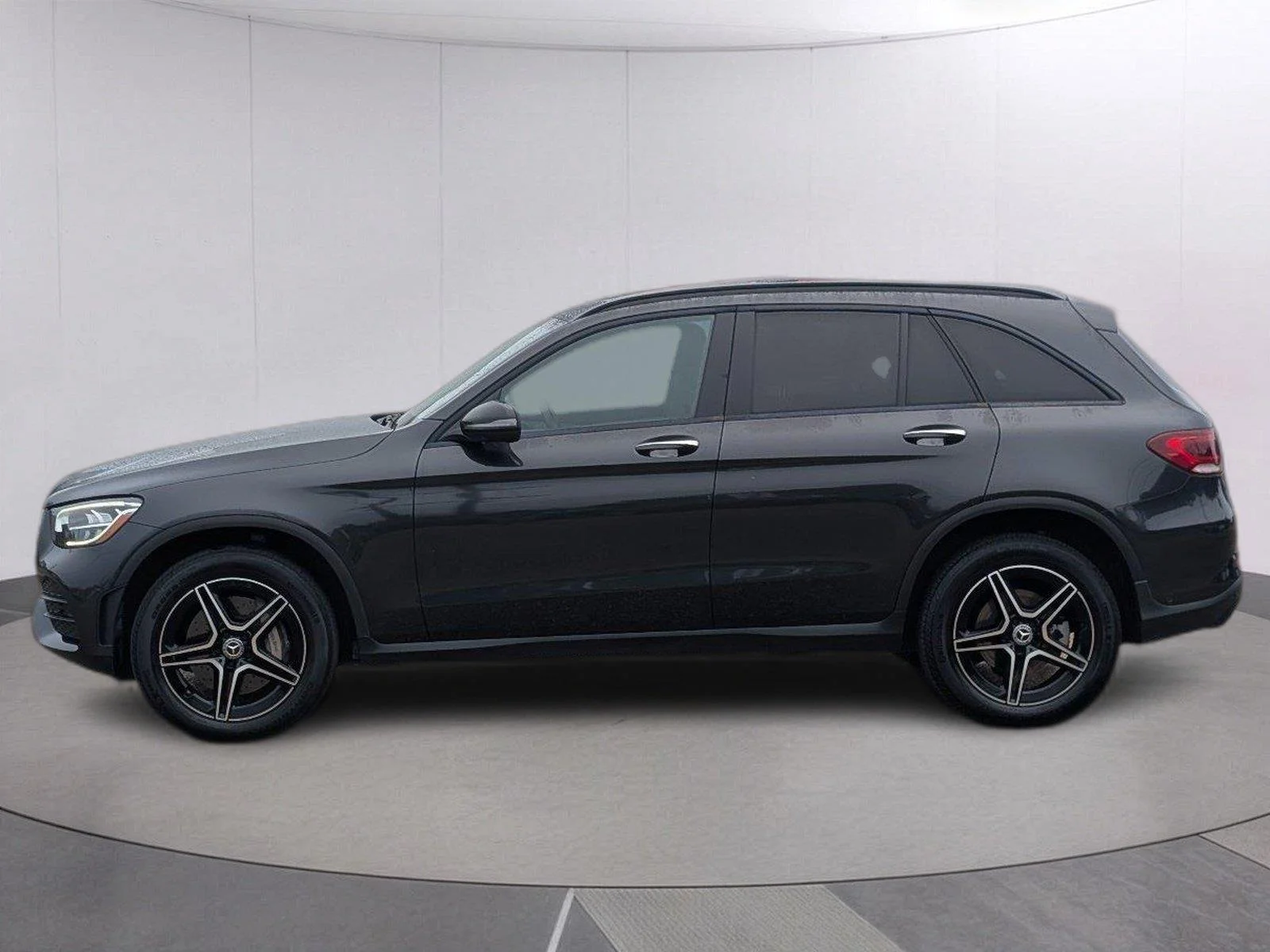 Used 2022 Graphite Grey Metallic Mercedes-Benz GLC 300 image 2