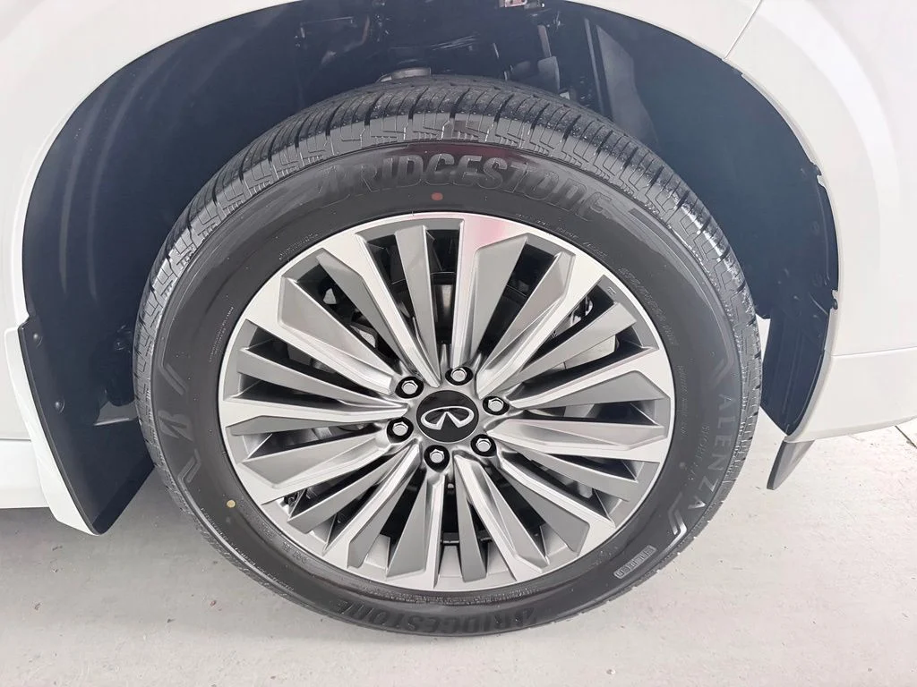 New 2027 RADIANT WHITE INFINITI Luxe 4WD image 5